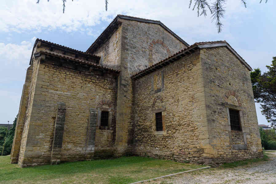 Oviedo 063 - iglesia de San Julián de los Prados.jpg
